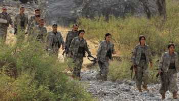 FOTO: PKK Kurdi Tarik Pasukan dari Turki, Simbol Akhir Konflik Panjang