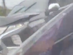 Pajero Tabrak Pembatas Jalan Flyover di Depan DPRD Sulsel, Lalin Tersendat Pajero Tabrak Pembatas Jalan Flyover di Depan DPRD Sulsel, Lalin Tersendat