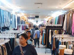 Pedagang Thrifting Pasar Senen Mulai Kelimpungan Gara-gara Purbaya! Pedagang Thrifting Pasar Senen Mulai Kelimpungan Gara-gara Purbaya!