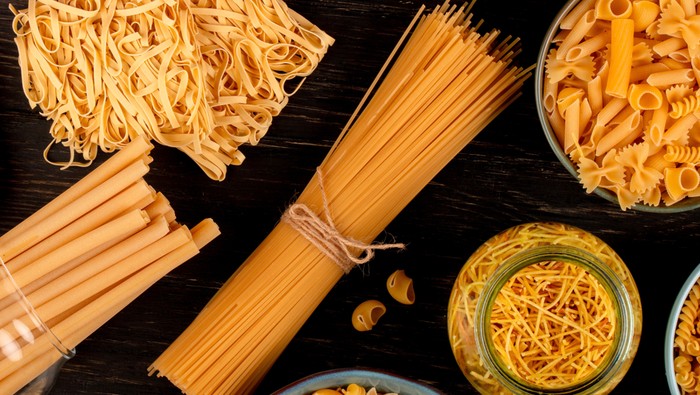 Beragam jenis pasta dan mie umumnya mengandung gluten yang tinggi. Gluten berfungsi untuk mempertahankan bentuk dan memberikan tekstur kenyal pada kedua makanan ini.