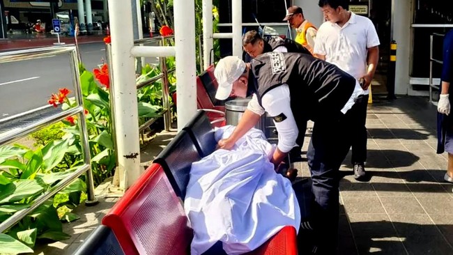 Penumpang dari Medan Ditemukan Wafat di Ruang Tunggu Bandara Soetta Seorang penumpang asal Medan ditemukan meninggal di ruang tunggu Bandara Soekarno-Hatta. Apa penyebab kematiannya?