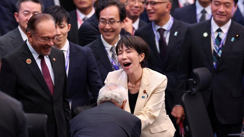 Perdana Menteri Negeri Sakura Sanae Takaichi bereaksi ketika Awal Menteri Timor-Leste Kay Rala Xanana Gusmao menyambutnya selama KTT ASEAN-Jepang ke-28, sebagai bagian dari KTT ASEAN ke-47 serta KTT Terkait dalam Kuala Lumpur, Malaysia, 26 Oktober 2025. (REUTERS/Chalinee Thirasupa/Pool)