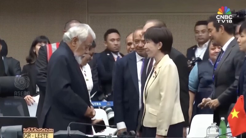 Perdana Menteri Negeri Sakura Sanae Takaichi bereaksi ketika Utama Menteri Timor-Leste Kay Rala Xanana Gusmao menyambutnya selama KTT ASEAN-Jepang ke-28, sebagai bagian dari KTT ASEAN ke-47 dan juga KTT Terkait ke Kuala Lumpur, Malaysia, 26 Oktober 2025. (REUTERS/Chalinee Thirasupa/Pool)
