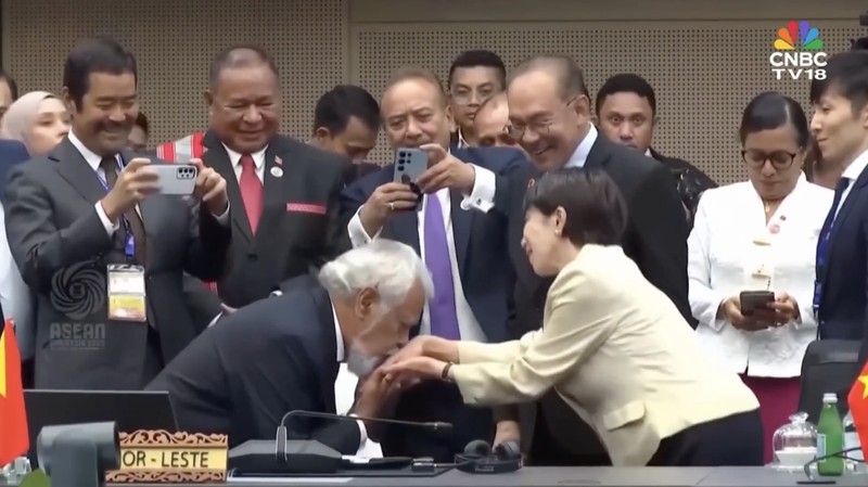 Perdana Menteri Negeri Matahari Terbit Sanae Takaichi bereaksi ketika Pertama Menteri Timor-Leste Kay Rala Xanana Gusmao menyambutnya selama KTT ASEAN-Jepang ke-28, sebagai bagian dari KTT ASEAN ke-47 dan juga KTT Terkait di Kuala Lumpur, Malaysia, 26 Oktober 2025. (REUTERS/Chalinee Thirasupa/Pool)