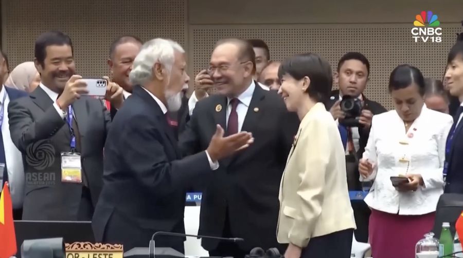 Perdana Menteri Jepun Sanae Takaichi bereaksi pada waktu Utama Menteri Timor-Leste Kay Rala Xanana Gusmao menyambutnya selama KTT ASEAN-Jepang ke-28, sebagai bagian dari KTT ASEAN ke-47 kemudian KTT Terkait dalam Kuala Lumpur, Malaysia, 26 Oktober 2025. (REUTERS/Chalinee Thirasupa/Pool)