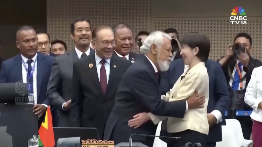 Perdana Menteri Jepun Sanae Takaichi bereaksi pada waktu Awal Menteri Timor-Leste Kay Rala Xanana Gusmao menyambutnya selama KTT ASEAN-Jepang ke-28, sebagai bagian dari KTT ASEAN ke-47 juga KTT Terkait ke Kuala Lumpur, Malaysia, 26 Oktober 2025. (REUTERS/Chalinee Thirasupa/Pool)