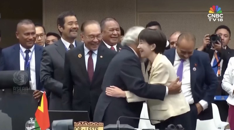 Perdana Menteri Negeri Matahari Terbit Sanae Takaichi bereaksi pada waktu Awal Menteri Timor-Leste Kay Rala Xanana Gusmao menyambutnya selama KTT ASEAN-Jepang ke-28, sebagai bagian dari KTT ASEAN ke-47 kemudian KTT Terkait ke Kuala Lumpur, Malaysia, 26 Oktober 2025. (REUTERS/Chalinee Thirasupa/Pool)