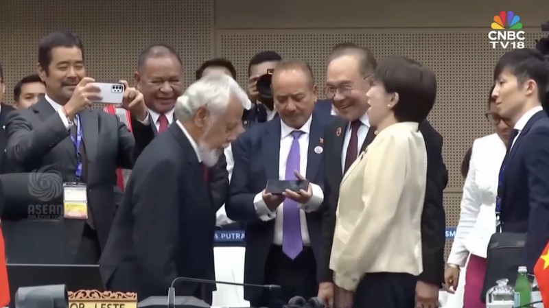 Perdana Menteri Negeri Matahari Terbit Sanae Takaichi bereaksi pada waktu Pertama Menteri Timor-Leste Kay Rala Xanana Gusmao menyambutnya selama KTT ASEAN-Jepang ke-28, sebagai bagian dari KTT ASEAN ke-47 dan juga KTT Terkait di dalam Kuala Lumpur, Malaysia, 26 Oktober 2025. (REUTERS/Chalinee Thirasupa/Pool)