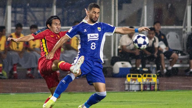 Babak 1: Luciano Kartu Merah, Persib Unggul 1-0 Persib Bandung unggul 1-0 atas Persis Solo dalam lanjutan kompetisi Super League 2025/2026 di Stadion Bandung Lautan Api, Senin (27/10).
