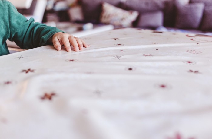 Coba gunakan seprei dan selimut dari bahan yang lebih ringan seperti katun atau linen. Hindari sprei dan selimut dari bahan yang tebal agar kamu tidak tidur dalam kondisi yang panas dan berkeringat./ Foto: Freepik.com/wirestock