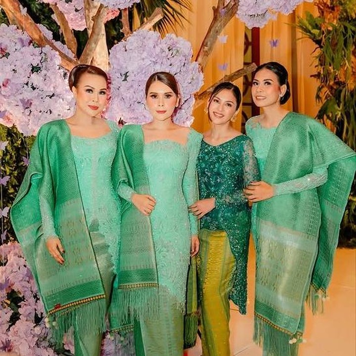 <p>Dalam salah satu potretnya, Jessica Mila kompak berpose bersama ketiga kakak iparnya, yakni Putri Linardo Hasibuan, Lionie Petty Hasibuan, dan Natalia Octavia Hasibuan. "Bersulang untuk seribu tahun lagi merayakan hidup bersama kalian," tulis Natalia lewat Instagram. (Foto: Instagram @nataliahasibuan)</p>