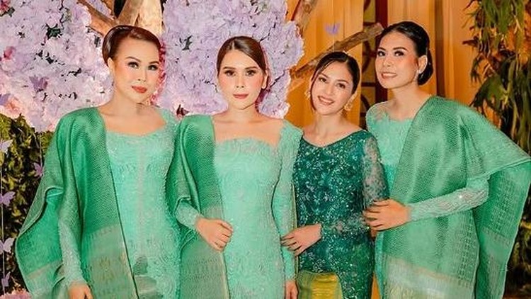 Potret kekompakan Jessica Mila Bersama para Kakak Iparnya Potret kekompakan Jessica Mila Bersama para Kakak Iparnya