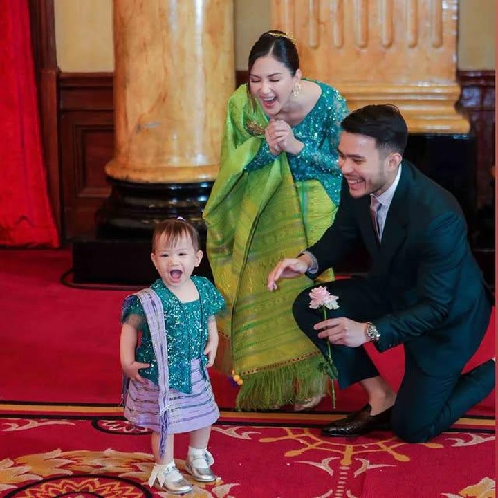 <p>Kebahagiaan kini tengah menghampiri keluarga kecil Jessica Mila dan Yakup Hasibuan. Setelah melakukan pembabtisan putrinya, Kyarra Arunika Hasibuan, pada bulan Mei lalu, pasangan ini baru-baru ini melakukan syukuran sang anak. (Foto: Instagram @nataliahasibuan)</p>