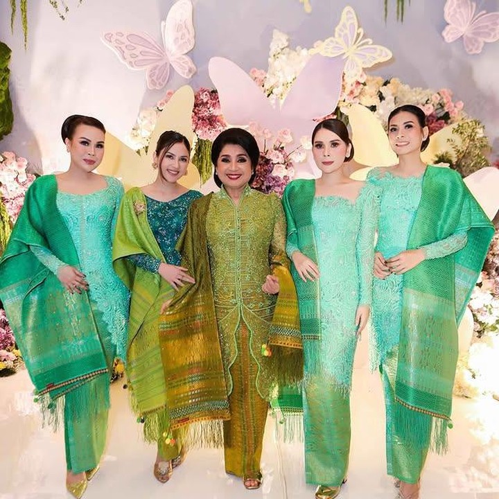 <p>Jessica juga tampak berpose bersama ibunda Yakup Hasibuan, Norwati Damanik, Bunda. Mereka kompak mengenakan kebaya hijau beserta songket berwarna senada dengan rambut yang disanggul. (Foto: Instagram @nataliahasibuan)</p>