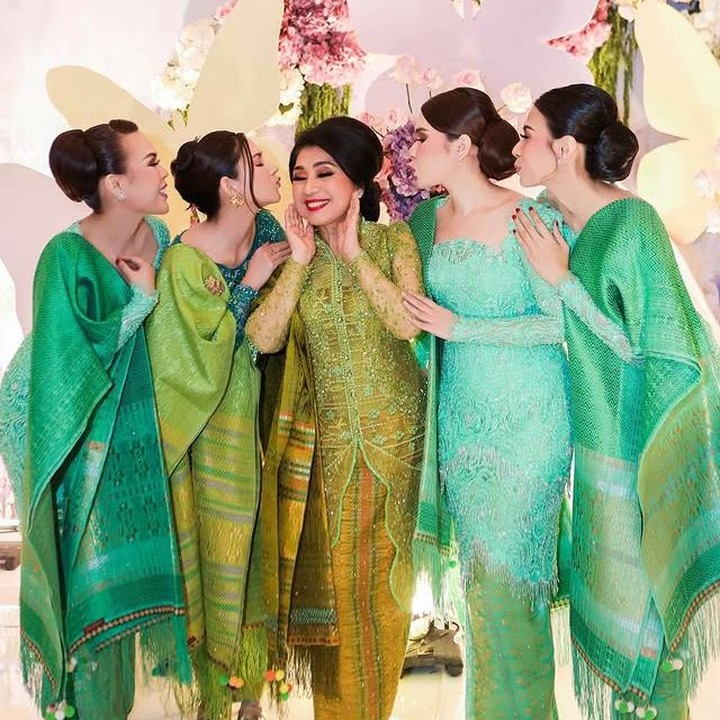 <p>Melihat kekompakkan keluarga ini, banyak warganet yang turut memberikan doa dan pujian. Salah satunya datang dari Instagram <em>@ida****</em> yang menulis, "Kompak selalu, Tuhan berkati,". Ada juga komentar dari <em>@ren****</em>, "Cantik banget sih keluarga ini, cantik senyumnya, cantik hatinya, cantik selalu pakai kebaya,". Sementara itu,<em> @fren****</em>&nbsp;mengatakan, "Menjadi contoh keluarga Batak yang modern tapi tetap menjunjung tinggi adat Batak,". (Foto: Instagram @nataliahasibuan)</p>