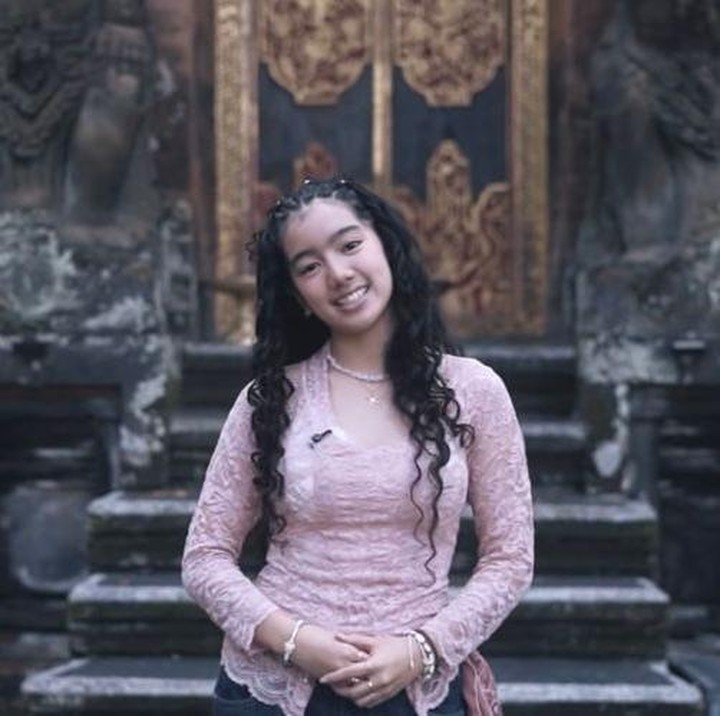 <p>Dalam video yang diunggah, Leticia memperkenalkan diri sekaligus mengenalkan keindahan Ubud. "Hai, Gadis! Aku Leticia Joseph. Sekarang aku lagi di Puri Agung Peliatan, Ubud.Tempat ini bukan cuma indah, tapi juga punya nilai sejarah yang berarti banget buat keluargaku," tulis Leticia melalui Instagramnya. (Foto: Instagram @leticiajosephh)</p>
