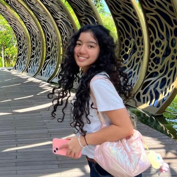 <p>Keikutsertaan Leticia di ajang ini menjadi bukti bahwa dirinya mulai menapaki jejak sang Bunda di dunia modeling. Meski masih muda, pesonanya sudah terlihat bak model profesional, Bunda. Ini tak mengherankan, pasalnya sang Bunda yakni Sheila Marcia merupakan finalis Gadis Sampul pada 2004. (Foto: Instagram @leticiajosephh)</p>