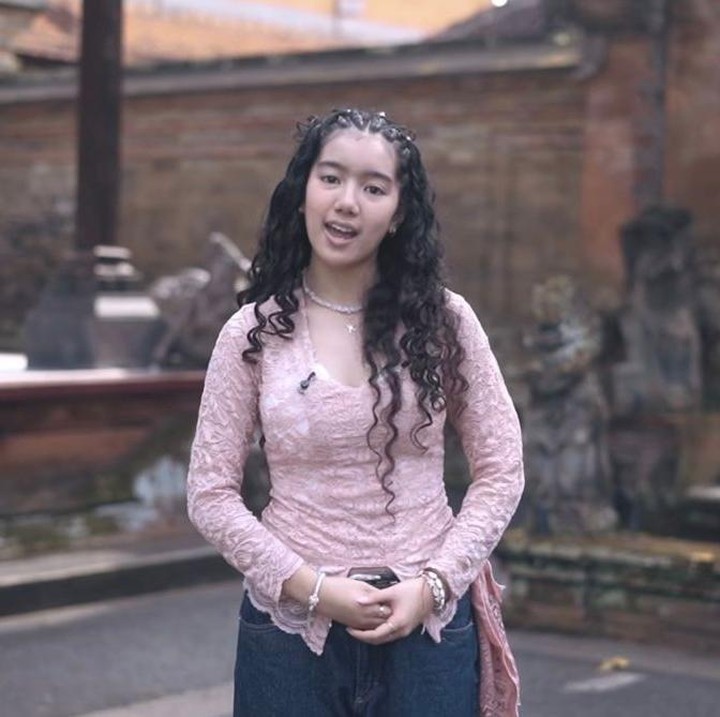 <p>Gadis berusia 15 tahun ini tampil anggun dengan kebaya berwarna pink pastel. Ia memadukannya dengan jeans supaya tetap bisa tampil santai dan bebas bergerak. Tak hanya itu, Leticia juga sempat menyanyikan lagu Indonesia Pusaka dan menampilkan gerakan dance modern, Bunda. "Hari ini aku pakai kebaya pink pastel, warnanya lembut banget tapi tetap elegan. Aku padukan sama jeans, biar tetap bisa jadi diri sendiri dan bebas bergerak," kata Leticia. (Foto: Instagram @leticiajosephh)</p>