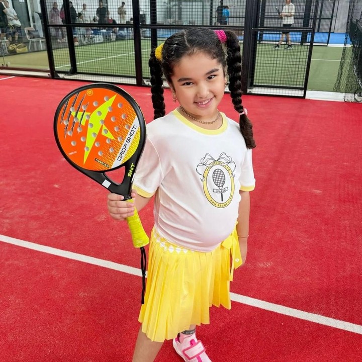 <p>Tampil kece dengan kaos berwarna<em> soft pink</em> dan rok kuning, Ayang tampak ceria sambil memegang raket padel, Bunda. Gayanya yang menggemaskan ini sukses bikin warganet tersenyum melihatnya. (Foto: Instagram @tasyafarasya)</p>