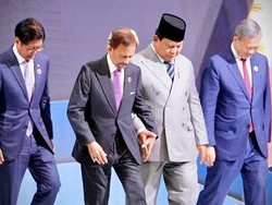 Video: Momen Prabowo Gandeng Sultan Brunei Turuni Tangga di KTT ASEAN Video: Momen Prabowo Gandeng Sultan Brunei Turuni Tangga di KTT ASEAN