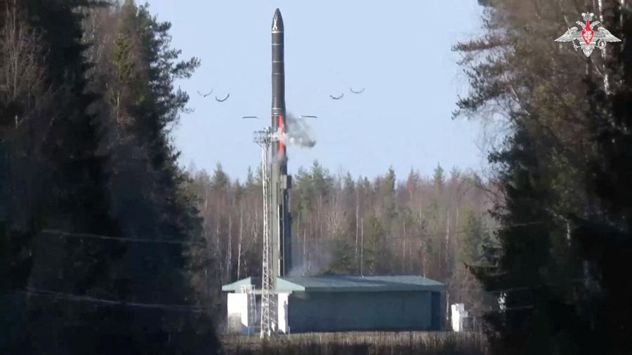 Presiden Rusia Vladimir Putin memeriksa latihan militer pasukan nuklir negaranya di darat, laut, dan udara untuk menguji kesiapan dan struktur komando mereka, melalui tautan video dari Moskow, Rusia, 22 Oktober 2025. (Sputnik/Alexander Kazakov/Pool via REUTERS)