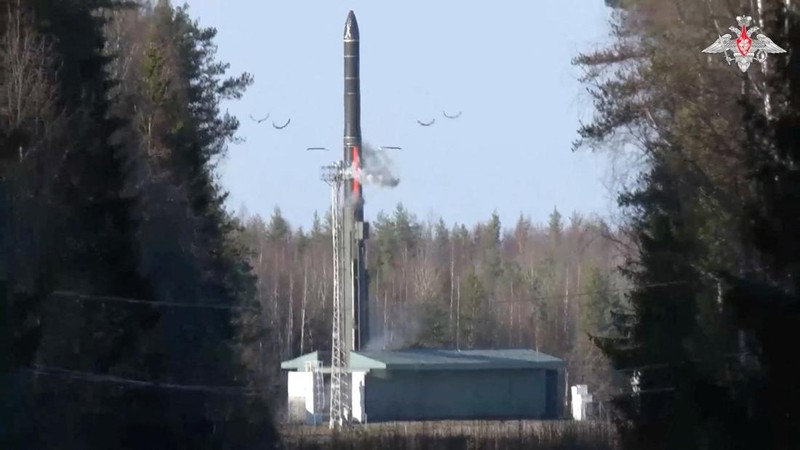 Presiden Rusia Vladimir Putin memeriksa latihan militer pasukan nuklir negaranya di darat, laut, dan udara untuk menguji kesiapan dan struktur komando mereka, melalui tautan video dari Moskow, Rusia, 22 Oktober 2025. (Sputnik/Alexander Kazakov/Pool via REUTERS)