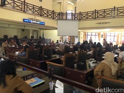 Honorer Protes Dipecat Meski Belasan Tahun Mengabdi lalu Disuruh Ikut Job Fair Honorer Protes Dipecat Meski Belasan Tahun Mengabdi lalu Disuruh Ikut Job Fair
