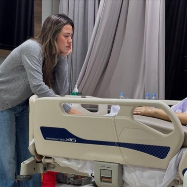 7 Potret Tegar Raisa Temani Ibu Berjuang Lawan Kanker di Tengah Perceraian