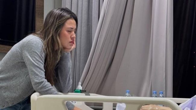 7 Potret Tegar Raisa Temani Ibu Berjuang Lawan Kanker di Tengah Perceraian