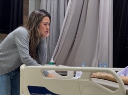 7 Potret Tegar Raisa Temani Ibu Berjuang Lawan Kanker di Tengah Perceraian