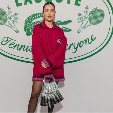 Gaya Sporty Raisa Pakai Oversized Dress Saat Hadiri Fashion Show Brand Ternama di Paris