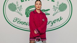 Gaya Sporty Raisa Pakai Oversized Dress Saat Hadiri Fashion Show Brand Ternama di Paris