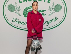 Gaya Sporty Raisa Pakai Oversized Dress Saat Hadiri Fashion Show Brand Ternama di Paris