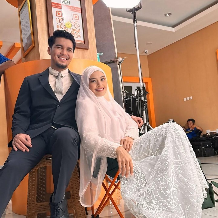 <p>Meskipun pernah musuhan, kini mereka saling memberikan kasih sayang yang luar biasa. &ldquo;Sudah hampir 30 tahuuunn kita kenal. Si paling tahu, paling ngerti, inget apapun tentang istri nya dan paling bisa aku andalkan,&rdquo; ungkap Ratu.&nbsp;(Foto: Instagram@ratu_anandita)</p>