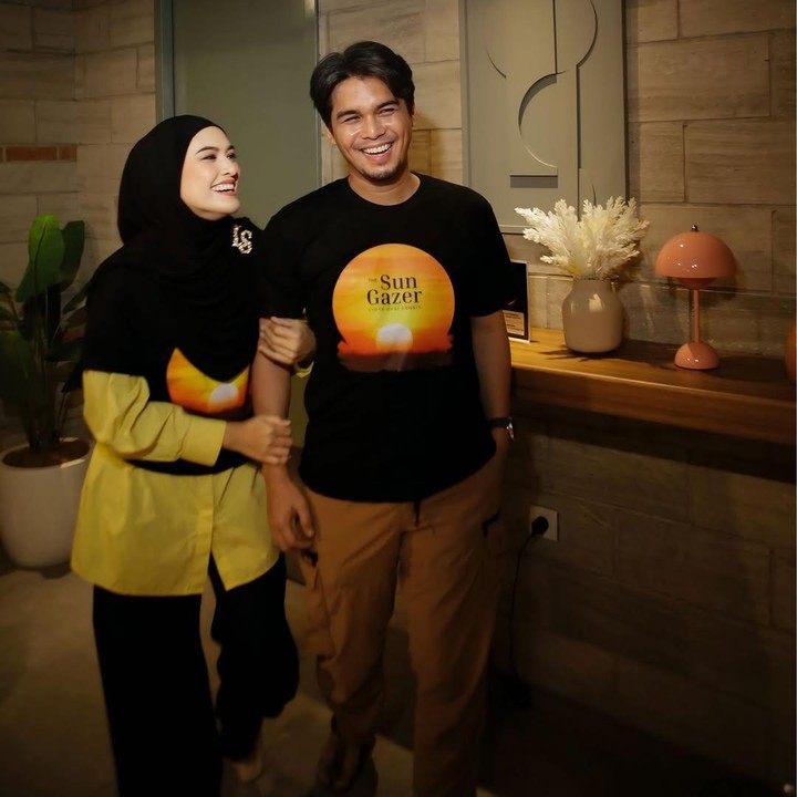 <p>Dalam rangka merayakan ulang tahun pernikahan yang ke-10, Ratu mengungkap fakta menarik tentang hubungannya dengan sang suami. &ldquo;Bayangkan kenal dari tahun 96 sempet musuhan 16 tahun tiba-tiba Allah takdirkan berjodoh setelah melewati berbagai fase kehidupan,&rdquo; tulis Ratu Anandita, dikutip dari laman Instagram <em>@ratu_anandita,</em> Senin (27/10/2025).&nbsp;(Foto: Instagram@ratu_anandita)</p>