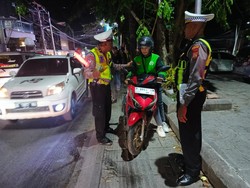Polisi Razia Ojek Liar Pakai Atribut Ojol di Canggu Polisi Razia Ojek Liar Pakai Atribut Ojol di Canggu