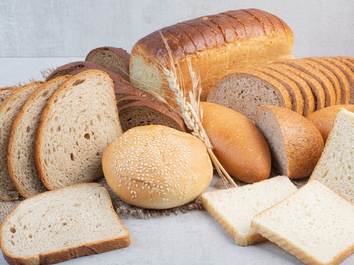 Roti bisa menjadi basi jika disimpan di kulkas. Oleh karena itu, kamu sebaiknya menyimpan roti di meja dapur selama 24 jam pertama.