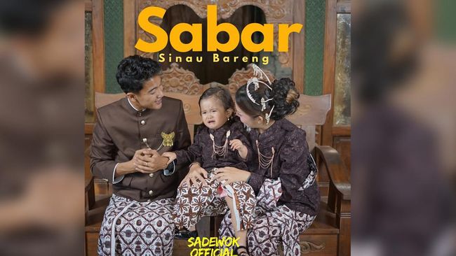 Lirik Lagu Sabar Sadewok dan Artinya Bahasa Indonesia Lagu "Sabar" yang dinyanyikan Sadewok akhir-akhir ini tengah viral di masyarakat. Simak lirik lagu Sabar Sadewok dan arti dalam bahasa Indonesia.