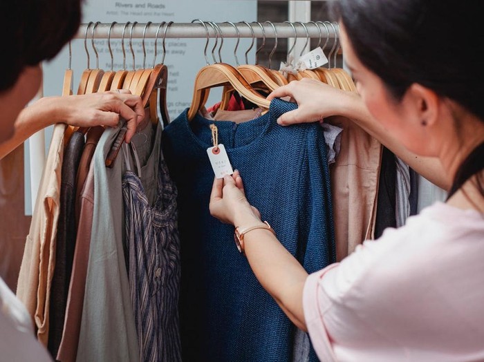 Salah satu kebiasaan paling umum adalah menggunakan uang tabungan untuk menutup kebutuhan sehari-hari. Biasanya terjadi karena tidak membuat anggaran yang terpisah antara kebutuhan dan tabungan.