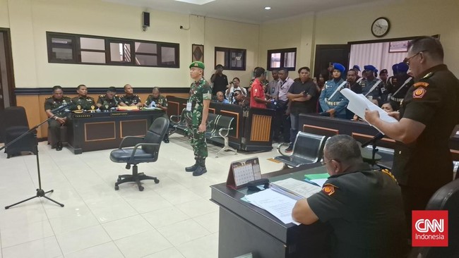 Sidang perdana kasus penganiayaan Prada Lucky di Pengadilan Militer III-15 Kupang menghadirkan enam saksi. Terdakwa didakwa mencambuk korban dengan selang.