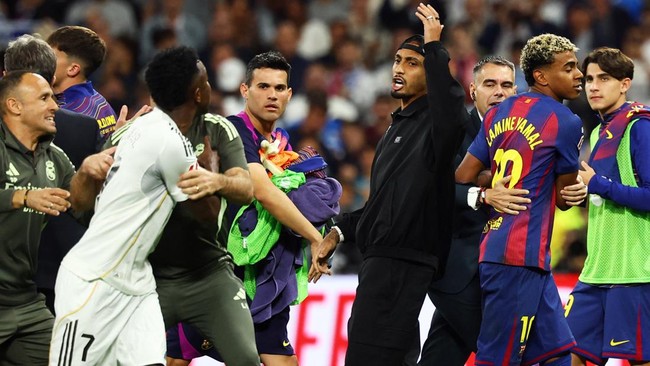 Yamal 'Diserang' Carvajal, Courtois, dan Vinicius Usai El Clasico Dua pemain Real Madrid Dani Carvajal dan Vinicius tampak terlibat pertengkaran sengit dengan pemain Barcelona Lamine Yamal setelah pertandingan El Clasico.