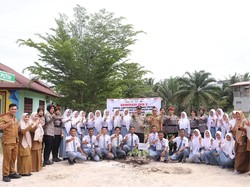 Srikandi Polres Rohil Edukasi Green Policing di SMA, Ajak Siswa Tanam Pohon