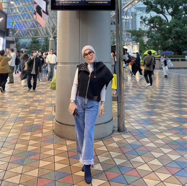 <p>Perempuan 45 tahun itu tampak begitu menikmati menemani suami nonton konser band favoritnya, meskipun tidak banyak hafal lagunya. &ldquo;Walaupun hanya beberapa lagu yang tau, namun mencoba menikmati <em>concert</em> inieh SHIOWWW,&rdquo; tulisnya, dikutip dari laman Instagram <em>@princessyahrini.&nbsp;</em>(Foto: Instagram@princessyahrini)</p>