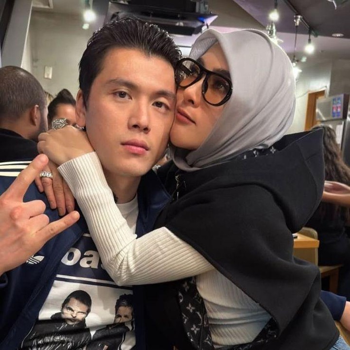 <p>Pulang nonton konser, Syahrini dan Reino mampir ke sebuah restoran untuk menyantap pizza yang lezat. Pada <em>postingan</em> itu, keduanya tak sungkan menampilkan kemesraan.&nbsp;(Foto: Instagram@princessyahrini)</p>