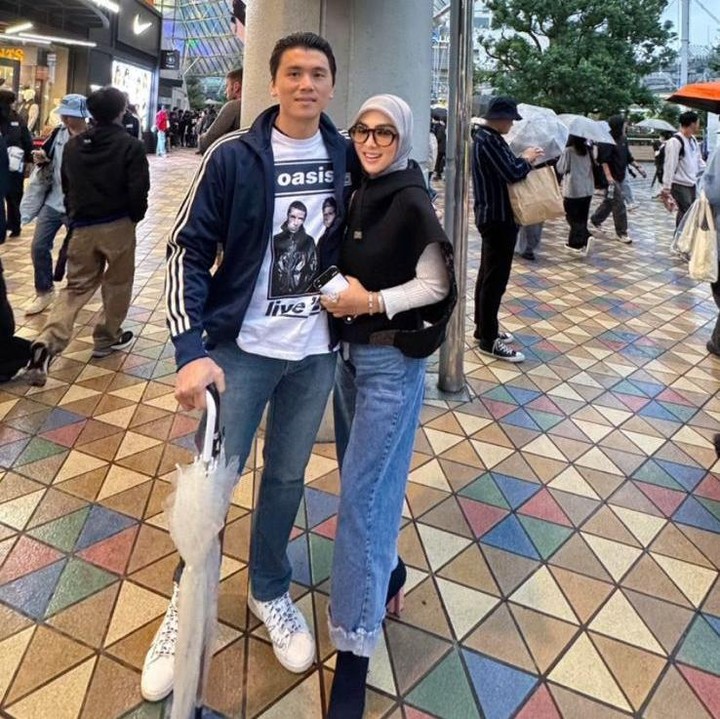 <p>Kehidupan pasangan artis tampaknya selalu mencuri perhatian publik. Salah satunya adalah Syahrini dan Reino Barack yang sering kali memperlihatkan kebersamaan mereka di media sosial. (Foto: Instagram@princessyahrini)</p>