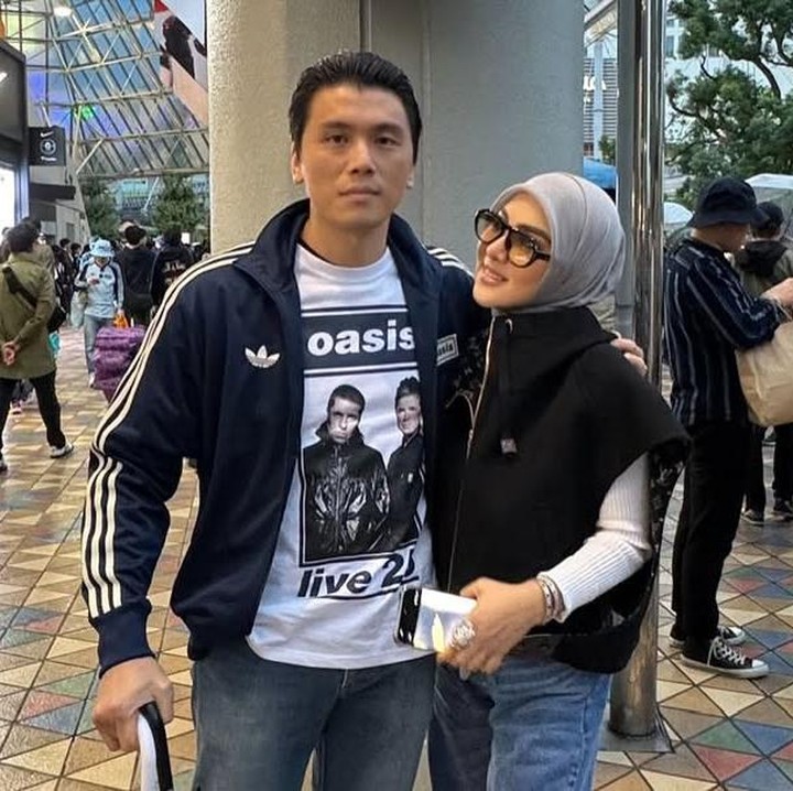 <p>Tanpa membawa putri kecilnya <em>Baby</em> R, Syahrini dan Reino bak remaja yang tengah berkencan. &ldquo;<em>Rock &lsquo;n&rsquo; Roll Star @oasis </em>25 OCT 2025,&rdquo; tulis Reino, dikutip dari laman Instagram <em>@reinobarack,</em> Senin (27/10/2025).&nbsp;(Foto: Instagram @reinobarack)</p>