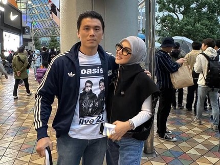 Selalu Mesra, 5 Potret Syahrini dan Reino Barack Nonton Konser Oasis di Jepang