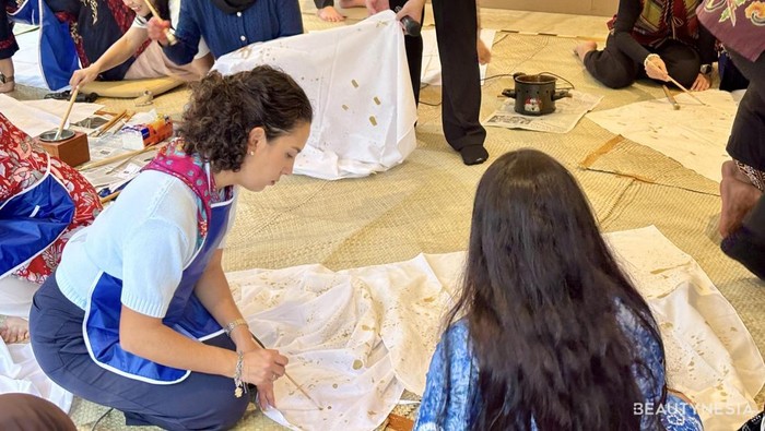 Brushed batik memiliki teknik yang simple. Teknik ini hanya membutuhkan kuas, bukan canting, untuk mengaplikasikan malam.