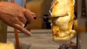VIDEO: Lelehan Keju-keju Dunia di Kejuaraan Raclette Swiss