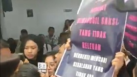 Momen Tegang di Depan Ruang Sidang Praperadilan Delpedro